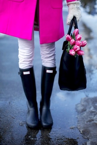 Look alla moda per donna: Cappotto fucsia, Jeans bianchi, Stivali di gomma neri, Borsa shopping in pelle nera
