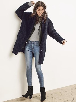 Trend da donna 2024 quando fa freddo: Mostra il tuo stile in un cappotto di pile blu scuro con jeans aderenti blu per un look raffinato. Un paio di stivaletti in pelle scamosciata neri si abbina alla perfezione a una grande varietà di outfit.