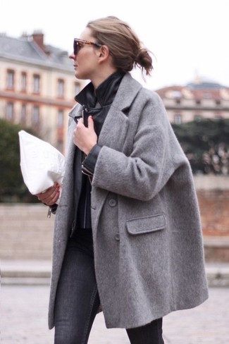Come indossare e abbinare un cappotto grigio con jeans grigio scuro per una donna di 30 anni: Potresti combinare un cappotto grigio con jeans grigio scuro per creare un look raffinato e glamour.