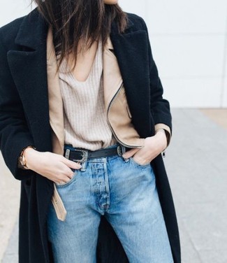 Come indossare e abbinare una giacca in pelle marrone chiaro per una donna di 30 anni: Una giornata impegnativa richiede un outfit semplice ma elegante, come una giacca in pelle marrone chiaro e jeans azzurri.