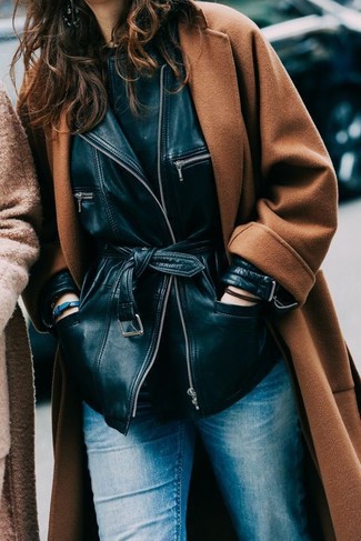 Quale cappotto indossare con una giacca da moto nera per una donna di 30 anni quando fa freddo in modo smart-casual: Potresti combinare un cappotto con una giacca da moto nera per un look trendy e alla mano.