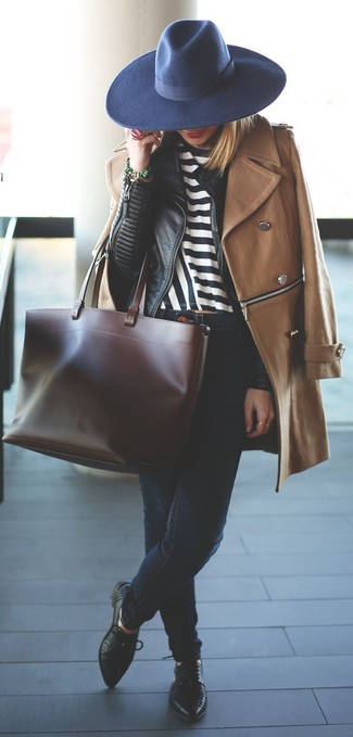 Quale jeans aderenti indossare con un cappotto marrone in modo smart-casual: Abbinare un cappotto marrone e jeans aderenti è una comoda opzione per fare commissioni in città. Scarpe oxford in pelle nere sono una interessante scelta per completare il look.