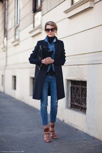 Come indossare e abbinare jeans aderenti blu: Potresti combinare un cappotto blu scuro con jeans aderenti blu per un look trendy e alla mano. Sandali con tacco in pelle scamosciata marroni sono una splendida scelta per completare il look.