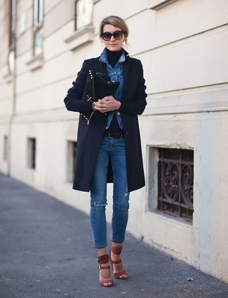 Come indossare e abbinare una pochette per una donna di 30 anni: Indossa un cappotto blu scuro con una pochette per un look comfy-casual. Sandali con tacco in pelle scamosciata marroni sono una splendida scelta per completare il look.