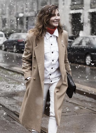 Come indossare e abbinare jeans bianchi e neri in autunno 2024: Punta su un cappotto marrone chiaro e jeans bianchi e neri per creare un look raffinato e glamour. Una fantastica scelta per per vestirsi con stile durante la stagione transitoria!
