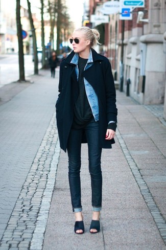 Come indossare e abbinare una giacca di jeans azzurra per una donna di 30 anni quando fa gelo in modo smart-casual: Indossa una giacca di jeans azzurra con jeans aderenti blu scuro per un look trendy e alla mano. Sandali con tacco in pelle neri sono una interessante scelta per completare il look.