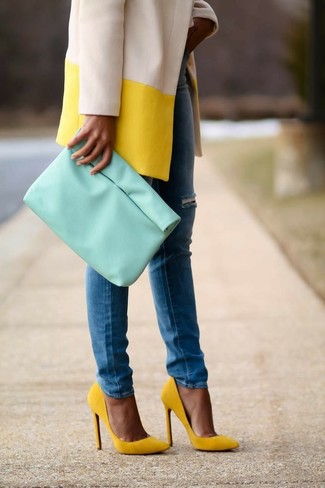 Come indossare e abbinare décolleté gialli: Scegli un outfit composto da un cappotto giallo e jeans aderenti blu per un outfit comodo ma studiato con cura. Décolleté gialli sono una valida scelta per completare il look.