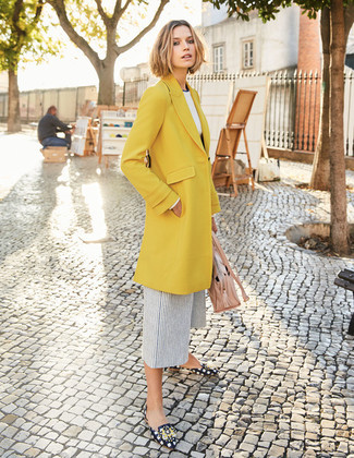 Come indossare e abbinare scarpe basse per una donna di 30 anni quando fa caldo: Abbina un cappotto giallo con una gonna pantalone a righe verticali bianca per un look raffinato ma semplice. Scarpe basse sono una eccellente scelta per completare il look.