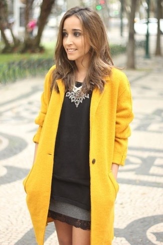 Look alla moda per donna: Cappotto giallo, T-shirt girocollo nera, Minigonna di lana grigia, Collana argento