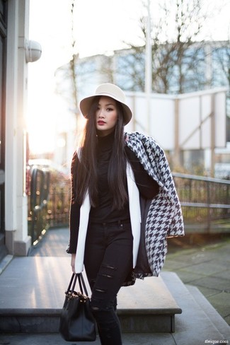 Come indossare e abbinare una cartella nera in modo casual: Scegli un outfit composto da un cappotto con motivo pied de poule bianco e nero e una cartella nera per un look spensierato e alla moda.