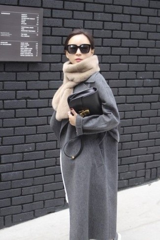 Come indossare e abbinare una borsa a tracolla in pelle nera per una donna di 30 anni in modo formale: Potresti combinare un cappotto grigio con una borsa a tracolla in pelle nera per essere casual.