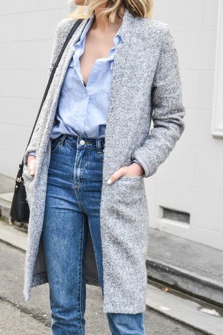 Quale jeans indossare con un cappotto grigio scuro quando fa freddo: Prova ad abbinare un cappotto grigio scuro con jeans per un outfit che si fa notare.