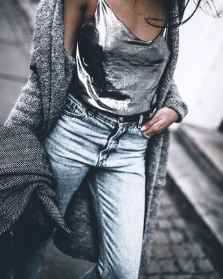 Come indossare e abbinare una canotta argento con jeans aderenti azzurri per una donna di 30 anni quando fa gelo: Per un outfit della massima comodità, punta su una canotta argento e jeans aderenti azzurri.