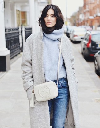 Come indossare e abbinare una borsa a tracolla bianca quando fa freddo in modo smart-casual: Coniuga un cappotto grigio con una borsa a tracolla bianca per un look facile da indossare.