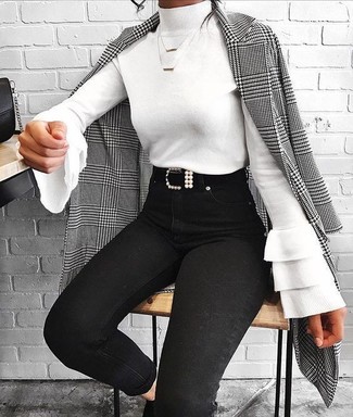 Come indossare e abbinare jeans aderenti neri quando fa freddo: Un cappotto con motivo pied de poule grigio e jeans aderenti neri sono un outfit perfetto da sfoggiare nel tuo guardaroba.