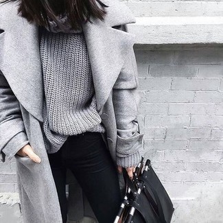 Come indossare e abbinare una borsa shopping nera e marrone chiaro in modo smart-casual: Mostra il tuo stile in un cappotto grigio con una borsa shopping nera e marrone chiaro per un'atmosfera casual-cool.
