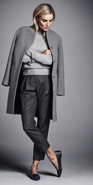 Quale pantaloni eleganti indossare con un cappotto grigio scuro: Mostra il tuo stile in un cappotto grigio scuro con pantaloni eleganti per un look semplice ed elegante. Questo outfit si abbina perfettamente a un paio di mocassini eleganti in pelle neri.