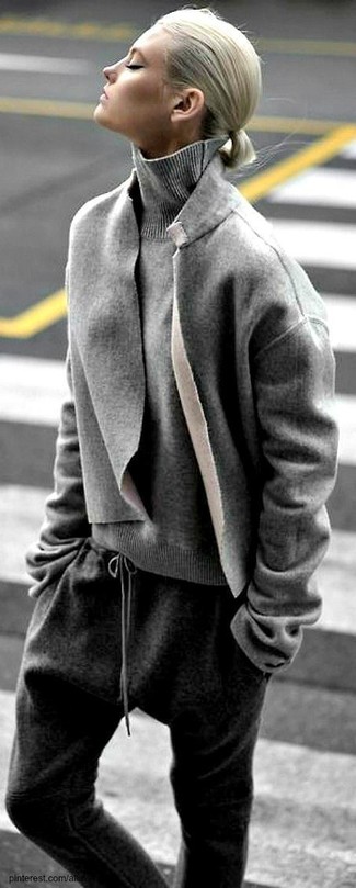 Come indossare e abbinare pantaloni sportivi grigio scuro quando fa gelo in modo smart-casual: Potresti abbinare un cappotto grigio con pantaloni sportivi grigio scuro per un look trendy e alla mano.