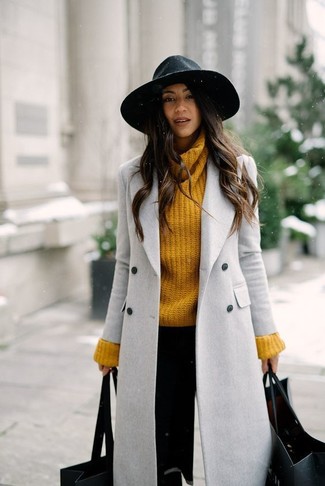 Come indossare e abbinare un borsalino quando fa freddo: Scegli un outfit composto da un cappotto grigio e un borsalino per un fantastico look da sfoggiare nel weekend.