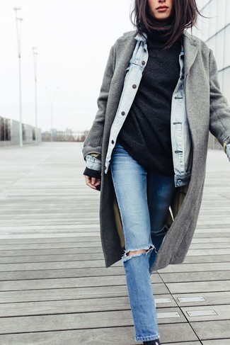 Come indossare e abbinare jeans aderenti strappati blu scuro per una donna di 30 anni quando fa freddo in modo casual: Scegli un outfit composto da un cappotto grigio e jeans aderenti strappati blu scuro per affrontare con facilità la tua giornata.