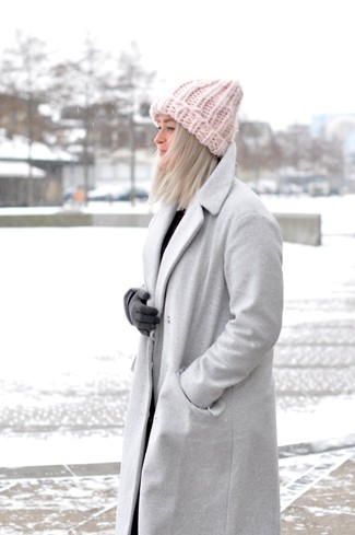 Come indossare e abbinare guanti di lana grigio scuro: Abbina un cappotto grigio con guanti di lana grigio scuro per le giornate pigre.
