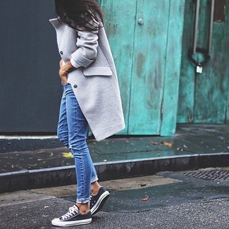 Come indossare e abbinare sneakers basse con jeans per una donna di 30 anni quando fa gelo: Indossa un cappotto grigio e jeans per un look raffinato per il tempo libero. Sneakers basse renderanno il tuo look davvero alla moda.