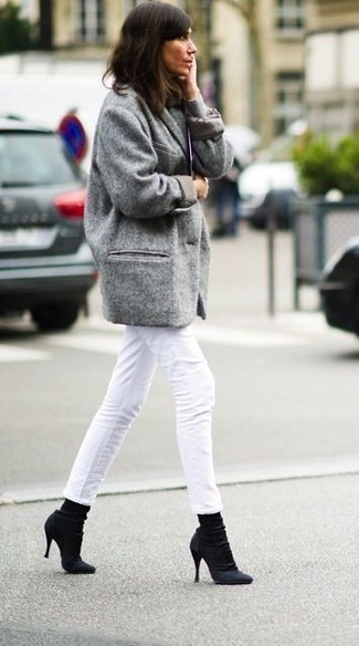 Come indossare e abbinare stivaletti con lacci quando fa gelo: Abbina un cappotto grigio con jeans bianchi per un look raffinato. Stivaletti con lacci sono una gradevolissima scelta per completare il look.