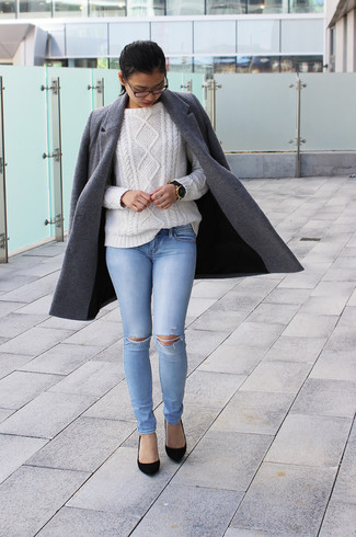 Look alla moda per donna: Cappotto grigio, Maglione a trecce bianco, Jeans aderenti strappati azzurri, Décolleté in pelle scamosciata neri