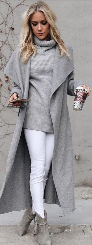 Come indossare e abbinare un maglione con scollo a cappuccio grigio: Prova a combinare un maglione con scollo a cappuccio grigio con jeans aderenti bianchi per un semplice tocco di eleganza. Perfeziona questo look con un paio di stivaletti in pelle scamosciata grigi.