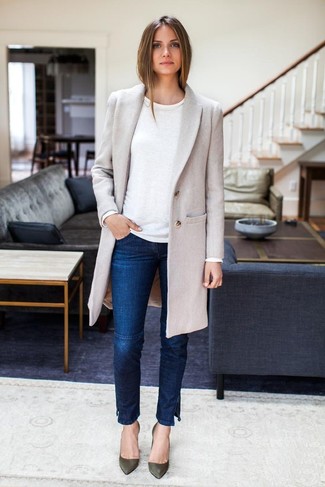 Come indossare e abbinare jeans aderenti con décolleté per una donna di 30 anni quando fa gelo: Combina un cappotto grigio con jeans aderenti per vestirti casual. Rifinisci questo look con un paio di décolleté.
