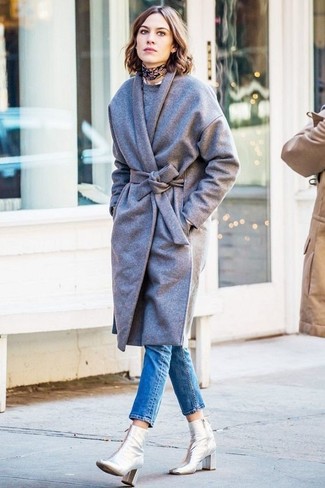 Come indossare e abbinare un cappotto grigio con stivaletti in pelle argento: Potresti abbinare un cappotto grigio con jeans aderenti blu per un look semplice, da indossare ogni giorno. Completa questo look con un paio di stivaletti in pelle argento.