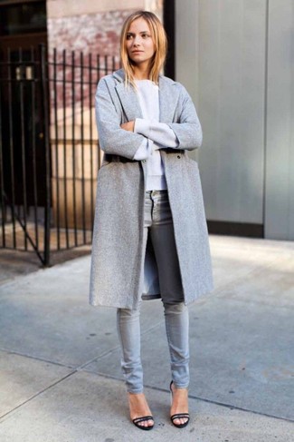 Come indossare e abbinare jeans aderenti grigi: Abbina un cappotto grigio con jeans aderenti grigi per un fantastico look da sfoggiare nel weekend. Sandali con tacco in pelle scamosciata neri sono una eccellente scelta per completare il look.