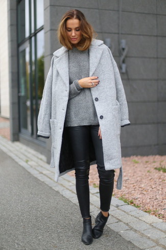 Look alla moda per donna: Cappotto grigio, Maglione girocollo grigio, Leggings in pelle neri, Stivaletti in pelle neri