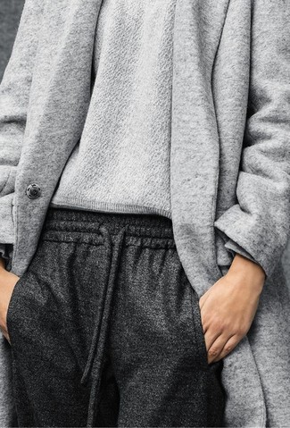 Come indossare e abbinare un maglione girocollo grigio con pantaloni sportivi grigi quando fa gelo: Indossa un maglione girocollo grigio con pantaloni sportivi grigi per un look facile da indossare.