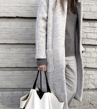 Quale cappotto indossare con un maglione girocollo grigio quando fa freddo: Scegli un outfit composto da un cappotto e un maglione girocollo grigio per un look raffinato ma semplice.
