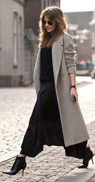 Come indossare e abbinare una gonna lunga nera in modo smart-casual: Opta per un cappotto grigio e una gonna lunga nera per affrontare con facilità la tua giornata. Completa questo look con un paio di stivaletti in pelle neri.