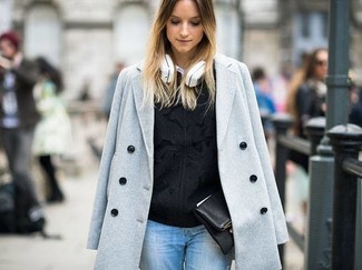 Come indossare e abbinare jeans azzurri per una donna di 30 anni quando fa freddo: Potresti abbinare un cappotto grigio con jeans azzurri per essere trendy e seducente.
