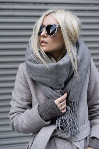 Come indossare e abbinare occhiali da sole leopardati grigi: Indossa un cappotto grigio e occhiali da sole leopardati grigi per le giornate pigre.