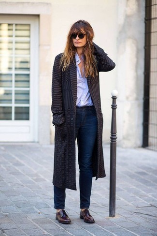 Look alla moda per donna: Cappotto grigio scuro, Camicia elegante azzurra, Jeans blu scuro, Scarpe oxford in pelle bordeaux