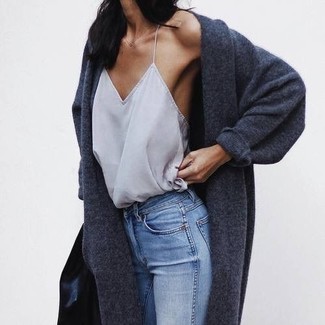Come indossare e abbinare una canotta grigio scuro per una donna di 30 anni quando fa gelo: Prova a combinare una canotta grigio scuro con jeans aderenti azzurri per una sensazione di semplicità e spensieratezza.