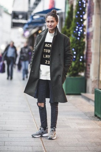 Come indossare e abbinare jeans con scarpe sportive per una donna di 30 anni: Potresti combinare un cappotto grigio scuro con jeans per un look raffinato ma semplice. Opta per un paio di scarpe sportive per avere un aspetto più rilassato.