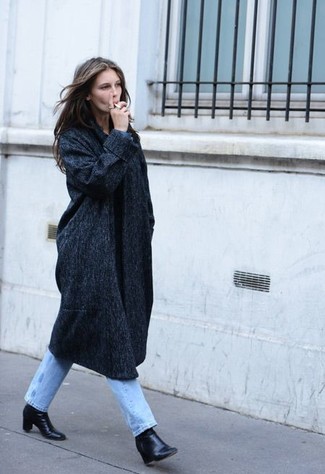 Come indossare e abbinare jeans azzurri per una donna di 30 anni quando fa freddo: Metti un cappotto grigio scuro e jeans azzurri per creare un look raffinato e glamour. Rifinisci questo look con un paio di stivaletti in pelle neri.