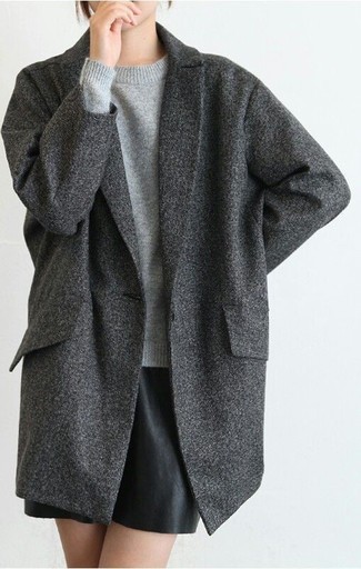 Come indossare e abbinare un maglione girocollo grigio quando fa gelo: Scegli un maglione girocollo grigio e pantaloncini in pelle neri per un look raffinato ma semplice.