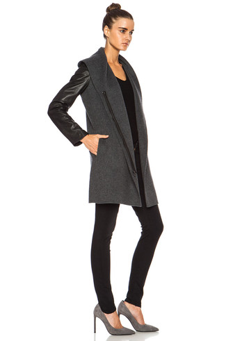 Quale cappotto indossare con décolleté grigi per una donna di 20 anni quando fa freddo: Indossa un cappotto con jeans aderenti neri per affrontare con facilità la tua giornata. Décolleté grigi sono una eccellente scelta per completare il look.