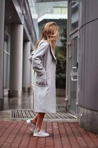 Come indossare e abbinare un cappotto grigio in primavera 2024: Mostra il tuo stile in un cappotto grigio per un drink dopo il lavoro. Prova con un paio di sneakers basse in pelle bianche per un tocco più rilassato. Una splendida scelta per le temperature primaverili!