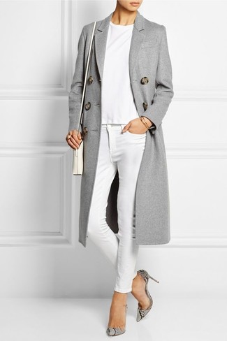 Come indossare e abbinare décolleté in pelle grigi: Prova ad abbinare un cappotto grigio con una t-shirt girocollo bianca per un look raffinato. Perfeziona questo look con un paio di décolleté in pelle grigi.