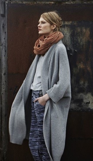 Come indossare e abbinare una sciarpa marrone quando fa freddo in modo casual: Opta per un cappotto grigio e una sciarpa marrone per un'atmosfera casual-cool.