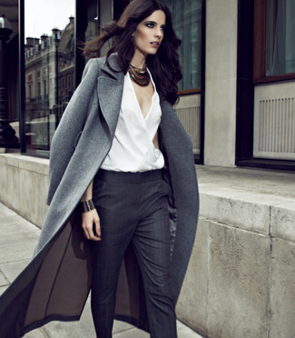Come indossare e abbinare pantaloni eleganti grigi: Prova a combinare un cappotto grigio con pantaloni eleganti grigi per sentirti sicura e alla moda.