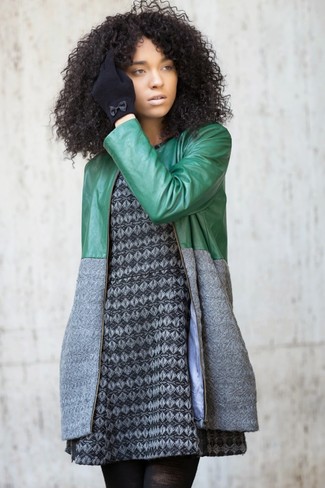 Come indossare e abbinare guanti di lana neri quando fa caldo in modo smart-casual: Indossa un cappotto grigio con guanti di lana neri per un look spensierato e alla moda.
