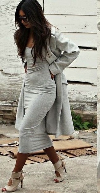Quale cappotto indossare con un vestito aderente grigio: Mostra il tuo stile in un cappotto con un vestito aderente grigio e sarai un vero sballo. Sandali con tacco in pelle beige sono una buona scelta per completare il look.